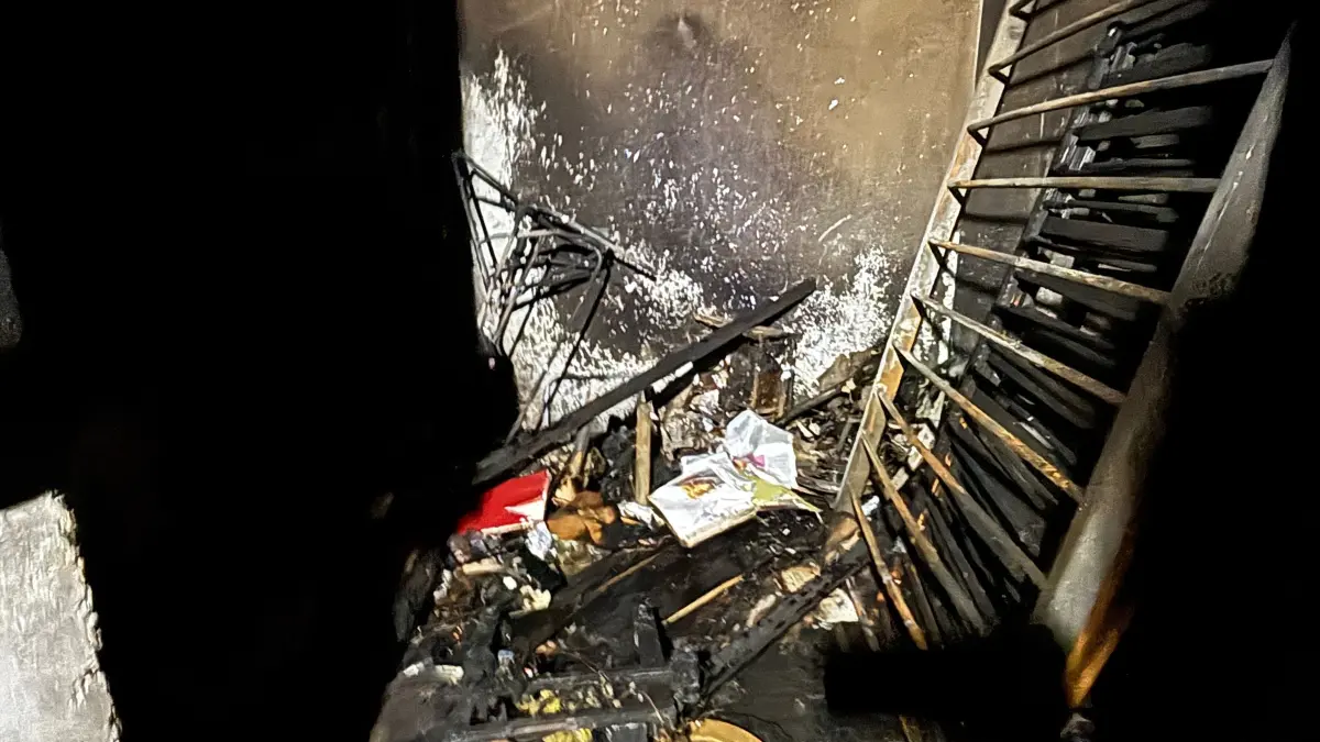 Ein Brandteufel hat wieder zugeschlagen. Brandspuren im Haus eines Kellers in Schmellwitz.