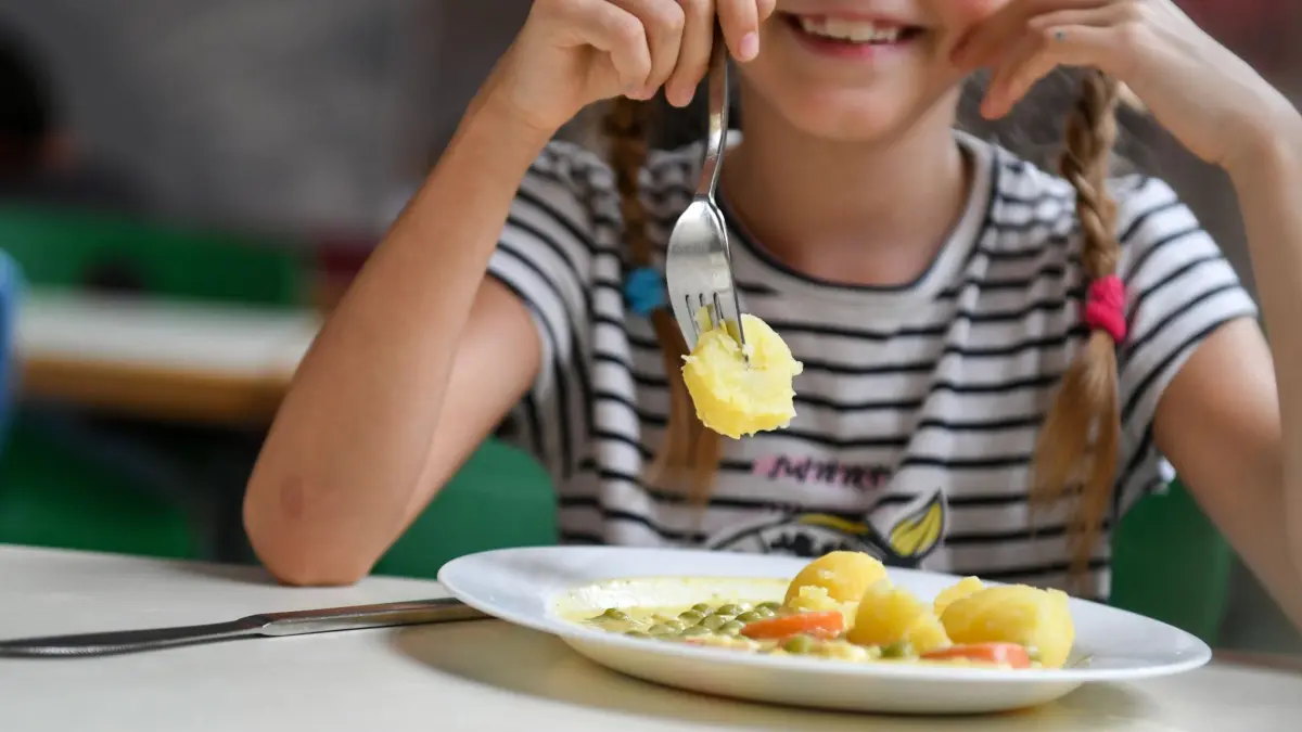 ARCHIV - 07.08.2019, Berlin: Schüler sitzen beim Mittagessen in der Mensa einer Grundschule. (zu dpa: «Saleh: Berlin hält an kostenlosem Schulessen fest») Foto: Jens Kalaene/dpa-Zentralbild/dpa +++ dpa-Bildfunk +++