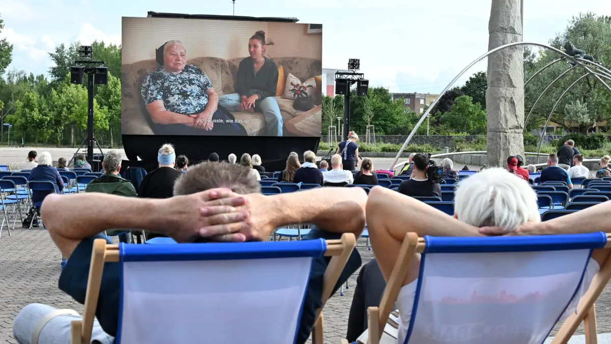 Schmellwitz Kinonächte: Filme unter freiem Himmel
Auf dem Ernst-Mucke-Platz in Neu Schmellwitz sind am Mittwochabend die diesjährigen Open-Air-Kinonächte mit sechs Kurzfilmen sowie dem Hauptfilm „Bei uns heißt sie Hanka“ eröffnet worden. Begleitet wurde die Eröffnung der vom Bürgerverein Schmellwitz ehrenamtlich organisierten 7. Schmellwitzer Kinonächte in Kooperation mit der Stiftung für das sorbische Volk von Gesprächen mit verschiedenen Filmschaffenden.
Auch in den kommenden Tagen gibt es für das Publikum ein abwechslungsreiches Programm aus europäischen Filmklassikern für die ganze Familie. Am Freitag stehen die Filme „Plötzlich Papa“ und „Wochenendrebellen“ auf dem Programm gefolgt vom Kinderfilm „Die drei??? – Erbe des Drachen“ am Samstag. Den Abschluss bildet das ABBA-Musical Mamma Mia, ein publikumsstarkes Finale mit viel Musik und Leichtigkeit. Parallel dazu feiert das Schulprogramm „School & Cinema“ sein fünfjähriges Bestehen mit Filmvorführungen an zwei Vormittagen für weiterführende Schulen und Bildungseinrichtungen.
Alle Filmvorführungen beginnen jeweils um 18.30 und 21 Uhr. Der Eintritt ist frei.