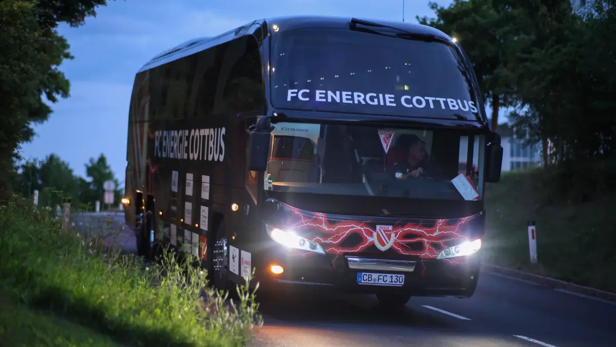 Jetzt kann es losgehen: Energie Cottbus ist zum Trainingslager in Oberösterreich angekommen. Am Donnerstagabend erreichte der Mannschaftsbus das Parkhotel in Hagenberg im Mühlviertel. Dort ist die Mannschaft von Trainer Claus-Dieter Wollitz in der Vorbereitung auf die Saison 2025/26 in der 3. Liga bis zum kommenden Mittwoch (23. Juli) untergebracht.