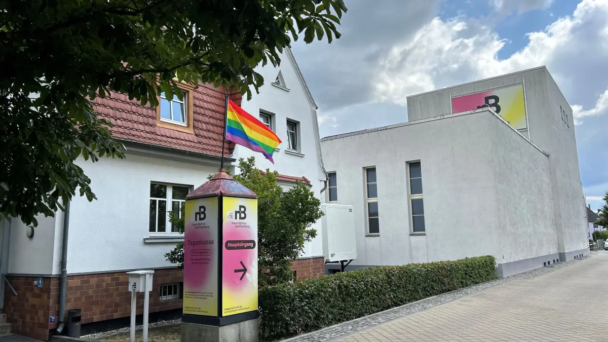 Vor dem Theater Neue Bühne in Senftenberg weht in diesen Tagen die Regenbogenfahne - ein Symbol für Vielfalt und Gleichberechtigung von Menschen. Intendant Daniel Ris steht für ein buntes Zusammenleben.