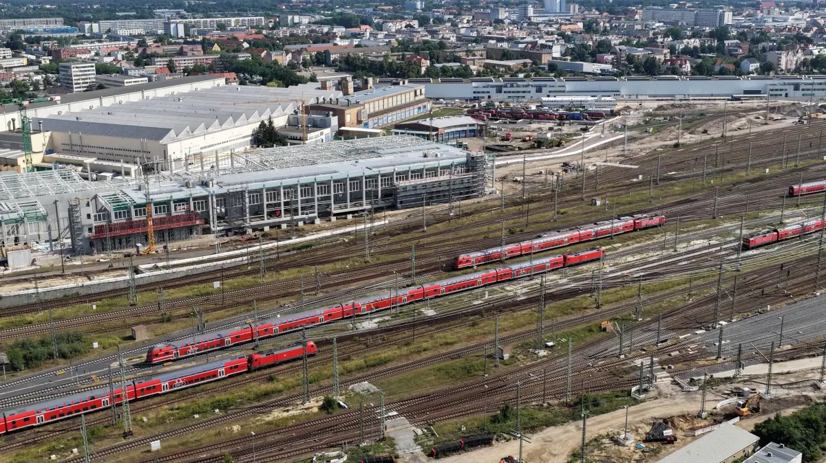 Luft Spremberger Vorstadt Juli 2025: Luftaufnahme vom 20. Juli 2025
Blick auf die Spremberger Vorstadt
Deutsche Bahn, Neues Bahnwerk Halle 1