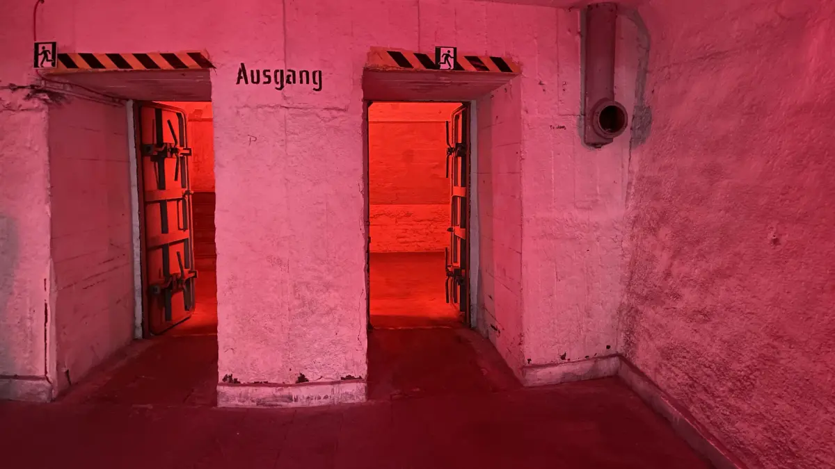 Bunker in Stettin: Unter dem Hauptbahnhof in Stetttin befindet sich eine riesige Bunkeranlage, die während des Zweiten Weltkriegs bis zu 5000 Menschen Schutz bot. Seit 2006 nimmt eine dreiteilige Ausstellung Besucher mit auf eine Reise in die Vergangenheit.