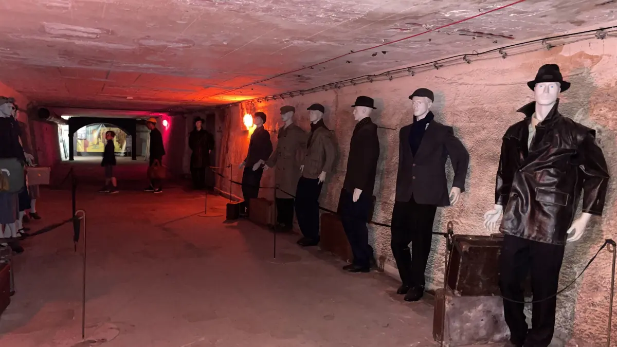 Bunker in Stettin: Unter dem Hauptbahnhof in Stetttin befindet sich eine riesige Bunkeranlage, die während des Zweiten Weltkriegs bis zu 5000 Menschen Schutz bot. Seit 2006 nimmt eine dreiteilige Ausstellung Besucher mit auf eine Reise in die Vergangenheit.