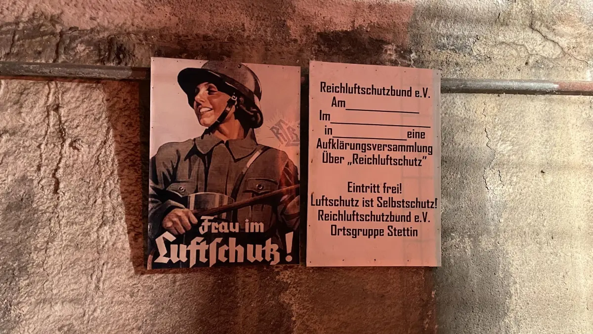 Bunker in Stettin: Unter dem Hauptbahnhof in Stetttin befindet sich eine riesige Bunkeranlage, die während des Zweiten Weltkriegs bis zu 5000 Menschen Schutz bot. Seit 2006 nimmt eine dreiteilige Ausstellung Besucher mit auf eine Reise in die Vergangenheit.