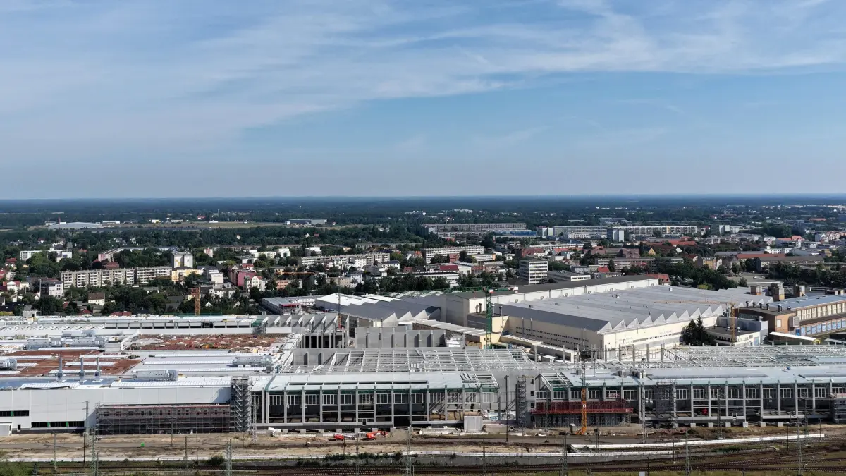 Luft Spremberger Vorstadt Juli 2025: Luftaufnahme vom 20. Juli 2025
Blick auf die Spremberger Vorstadt
Deutsche Bahn, Neues Bahnwerk Halle 1