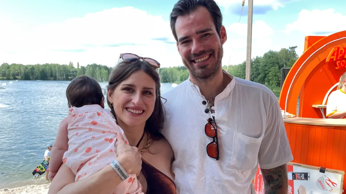 Wake & Camp Resort in Ruhlsdorf am Kiessee Wasserskianlage Campingplatz, Mutter Georgia Palamas und Vater Rocky Sauer mit der sechswöchigen Zoey auf dem Arm. Rocky Sauer ist Influencer unter dem Namen Rocky_von_Prenzsauerberg
