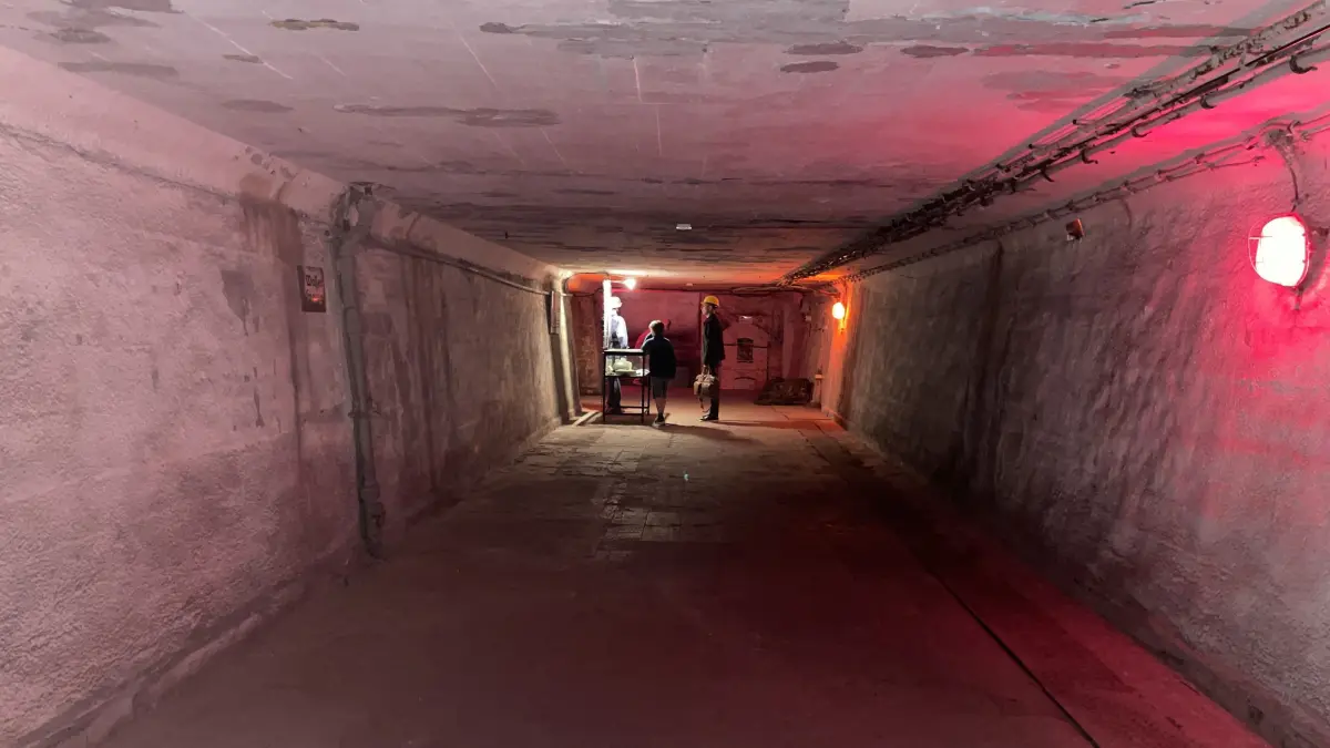 Bunker in Stettin: Unter dem Hauptbahnhof in Stetttin befindet sich eine riesige Bunkeranlage, die während des Zweiten Weltkriegs bis zu 5000 Menschen Schutz bot. Seit 2006 nimmt eine dreiteilige Ausstellung Besucher mit auf eine Reise in die Vergangenheit.
