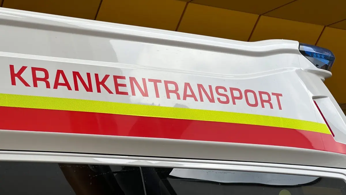 Todesfall bei einem Schwimmwettbewerb in Österreich: ARCHIV - 26.08.2024, Österreich, Lilienfeld: Ein Fahrzeug eines Rettungsdienstes trägt die Aufschrift «Krankentransport». (zu dpa: «Athlet bei Aquabike-Wettbewerb in Österreich gestorben») Foto: Matthias Röder/dpa +++ dpa-Bildfunk +++