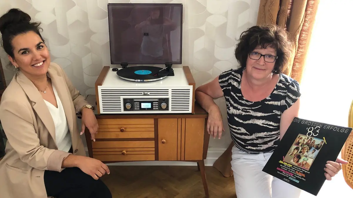Katarina Radic (l.) und Ramona Lemke von der Gebäudewirtschaft in der neuen DDR-Wohnung in Eisenhüttenstadt. Die Amiga-Platten können tatsächlich abgespielt werden.Janet Neiser