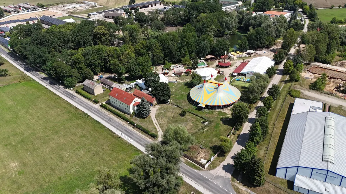 In direkter Nachbarschaft zur Oberschule mit der dazugehörigen Müncheberghalle befindet sich der Familienpark Willes Welt.