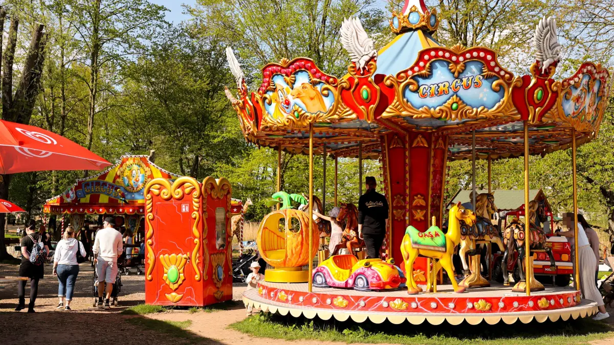 Fahrgeschäfte, Spielgeräte und jede Menge Zirkustiere – warum der Familienpark Willes Welt in Müncheberg insbesondere für Familien eine Reise wert ist.