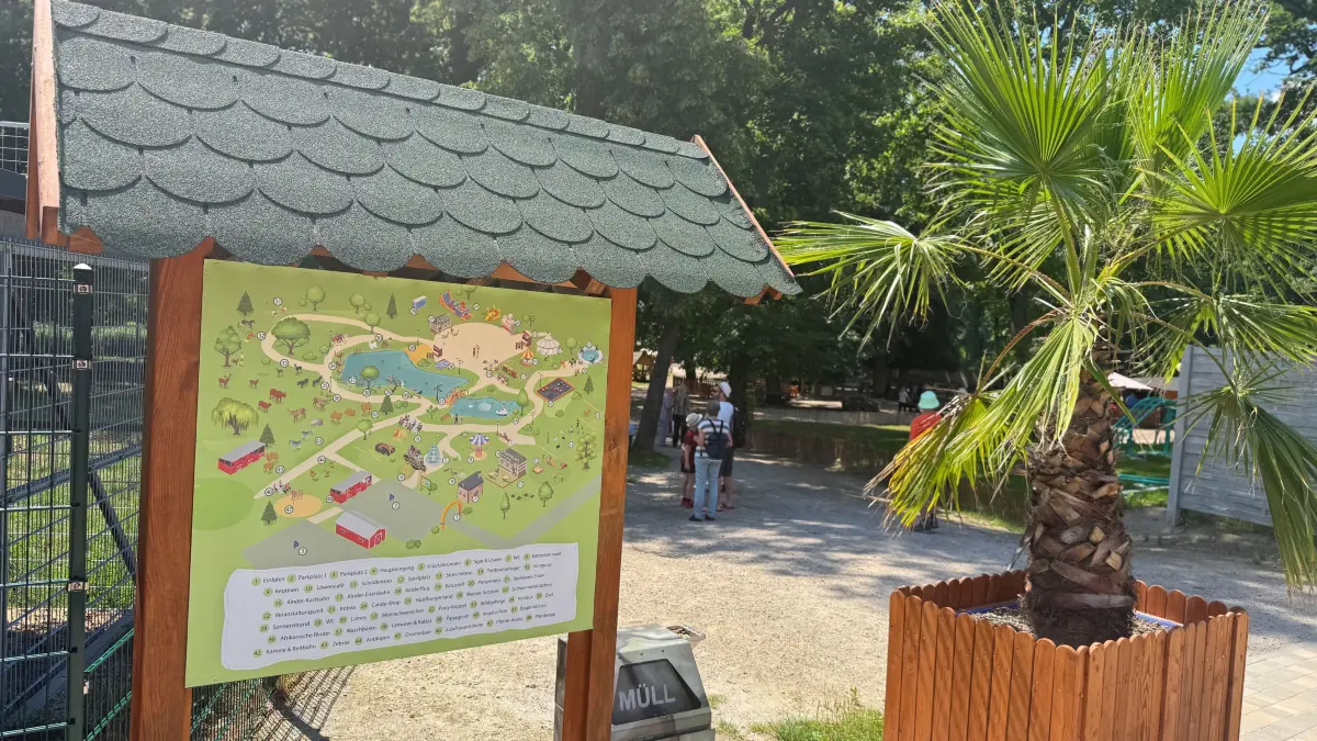 Ein Übersichtsplan verschafft den Besuchern am Eingang zum Park einen Überblick. Dieser liegt kostenlos auch als Flyer in deutscher und polnischer Sprache an den verschiedenen Ständen aus.