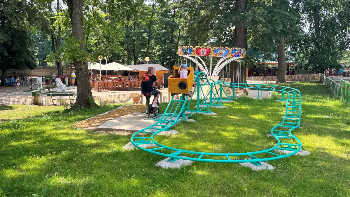 Sogar eine Kinderachterbahn mit Muskelantrieb gibt es in Willes Welt.