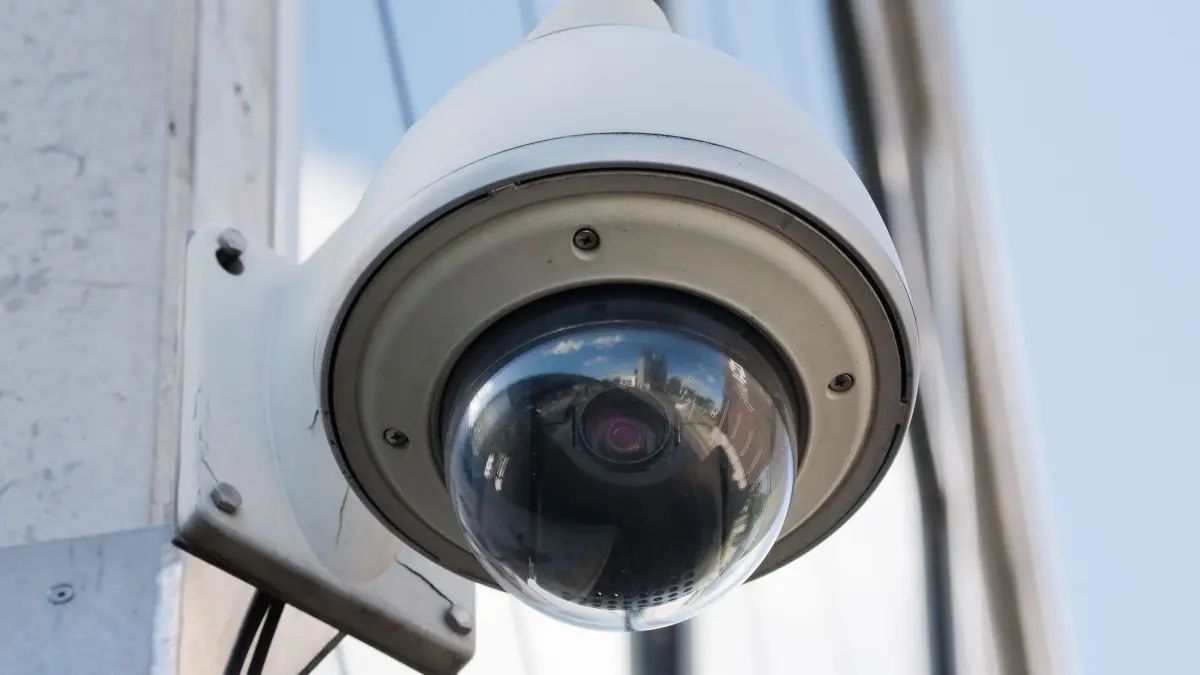 Videoüberwachung in Niedersachsen.: ARCHIV - 13.05.2019, Niedersachsen, Hannover: Eine Überwachungskamera der Polizei Hannover filmt einen öffentlichen Bereich an der Expo Plaza. (zu dpa: «Bericht: Polizei soll Überwachungsvideos mit KI auswerten») Foto: Julian Stratenschulte/dpa +++ dpa-Bildfunk +++