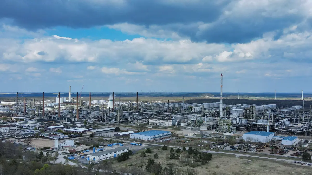 Das Gelände der PCK-Raffinerie GmbH (Luftaufnahme mit einer Drohne). In der Erdölraffinerie PCK in Schwedt kommt Rohöl aus Russland über die Pipeline «Freundschaft» an. Der russische Energiekonzern Rosneft hatte im vergangenen Jahr einen Großteil der Erdölraffinerie PCK in Schwedt übernommen. Rosneft ist der größte russische Ölproduzent. Die Raffinerie in der Uckermark verarbeitet nach eigenen Angaben jährlich 12 Millionen Tonnen Rohöl und gehört damit zu den größten Verarbeitungsstandorten in Deutschland. +++ dpa-Bildfunk +++