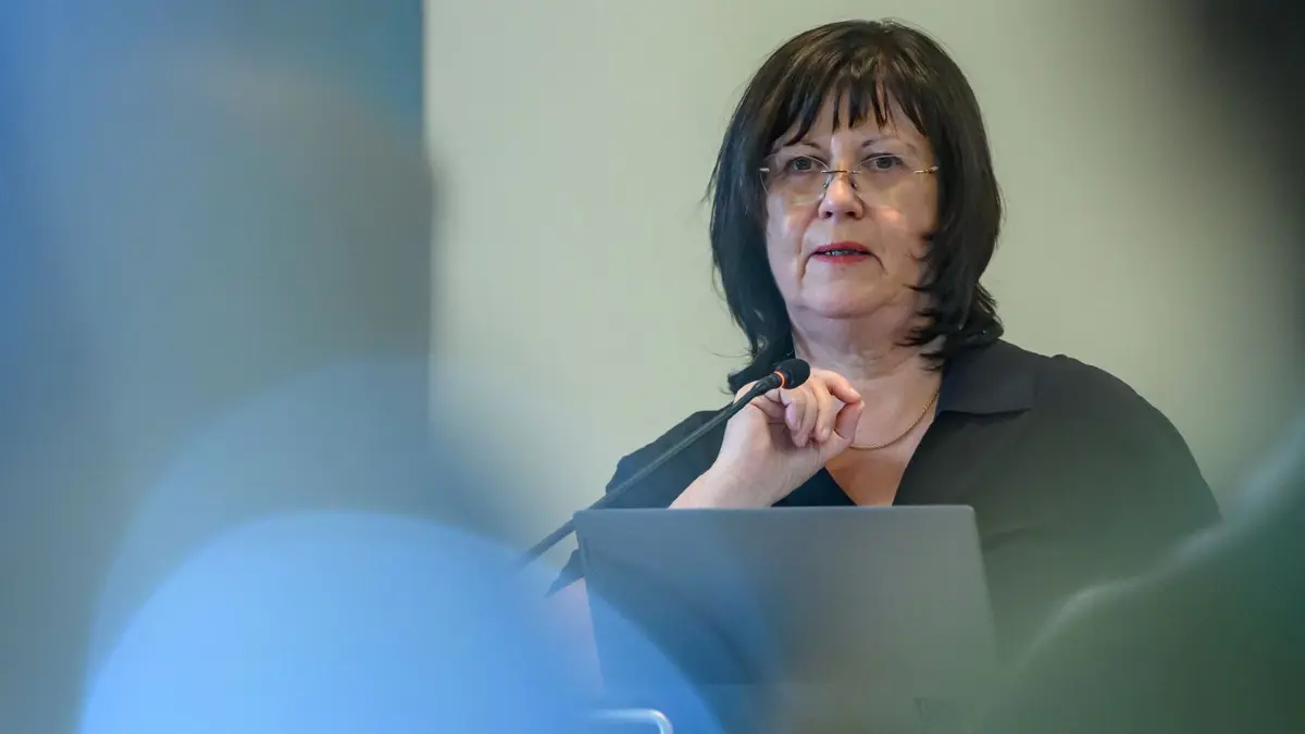 Nach Hilferuf der Bürgermeisterin von Spremberg: 23.07.2025, Brandenburg, Spremberg: Christine Herntier (parteilos), Bürgermeisterin der Stadt Spremberg im Landkreis Spree-Neiße, spricht auf der Stadtverordnetenversammlung. Die Bürgermeisterin hatte zuvor Probleme mit Rechtsextremisten in der Stadt öffentlich gemacht und von verängstigten Bürgern berichtet. In einem öffentlichen Brief an die Bürger spricht die parteilose Rathauschefin unter anderem von einer Flut von Schmierereien, verfassungsfeindlichen Symbolen, Verherrlichung des Nationalsozialismus und Sachbeschädigungen an öffentlichen Gebäuden. Foto: Patrick Pleul/dpa +++ dpa-Bildfunk +++