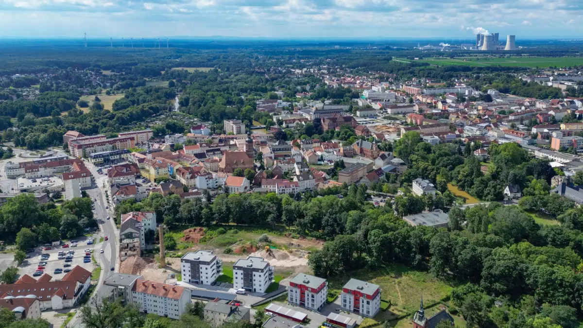 Stadtansicht Spremberg: 17.07.2025, Brandenburg, Spremberg: Die Stadt Spremberg im Landkreis Spree-Neiße (Luftaufnahme mit einer Drohne). Die Bürgermeisterin hatte zuvor Probleme mit Rechtsextremisten in der Stadt öffentlich gemacht und von verängstigten Bürgern berichtet. In einem öffentlichen Brief an die Bürger spricht die parteilose Rathauschefin, Christine Herntier, unter anderem von einer Flut von Schmierereien, verfassungsfeindlichen Symbolen, Verherrlichung des Nationalsozialismus und Sachbeschädigungen an öffentlichen Gebäuden. Foto: Patrick Pleul/dpa +++ dpa-Bildfunk +++