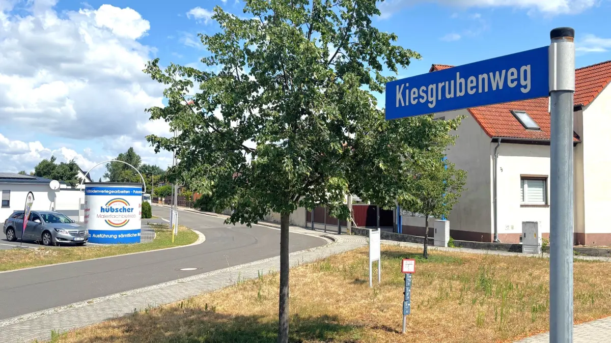 Aus dem Kiesgrubenweg in Elsterwerda gibt es Protest gegen den Plan des Landkreises, dort eine neue Rettungswache errichten zu wollen.