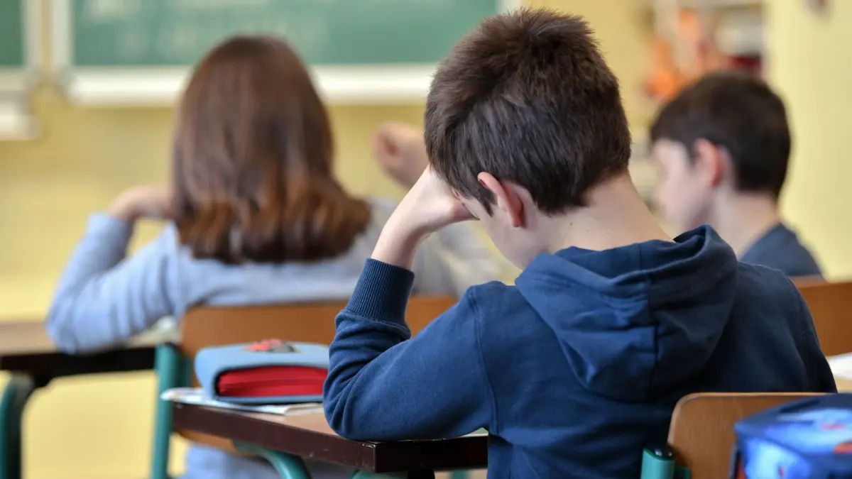 Mehrere Schulkinder im Klassenzimmer: ARCHIV - 07.11.2017, Brandenburg, Prenzlau: Leistungsdruck, Mobbing, soziale Ängste und Lese- oder Rechtschreibschwäche sind die häufigsten Ursachen, die zur Schulangst führen können. (zu dpa: «Lücken bei Ganztagsangebot möglich - Stundentafel ist sicher») Foto: Patrick Pleul/dpa-Zentralbild/dpa +++ dpa-Bildfunk +++