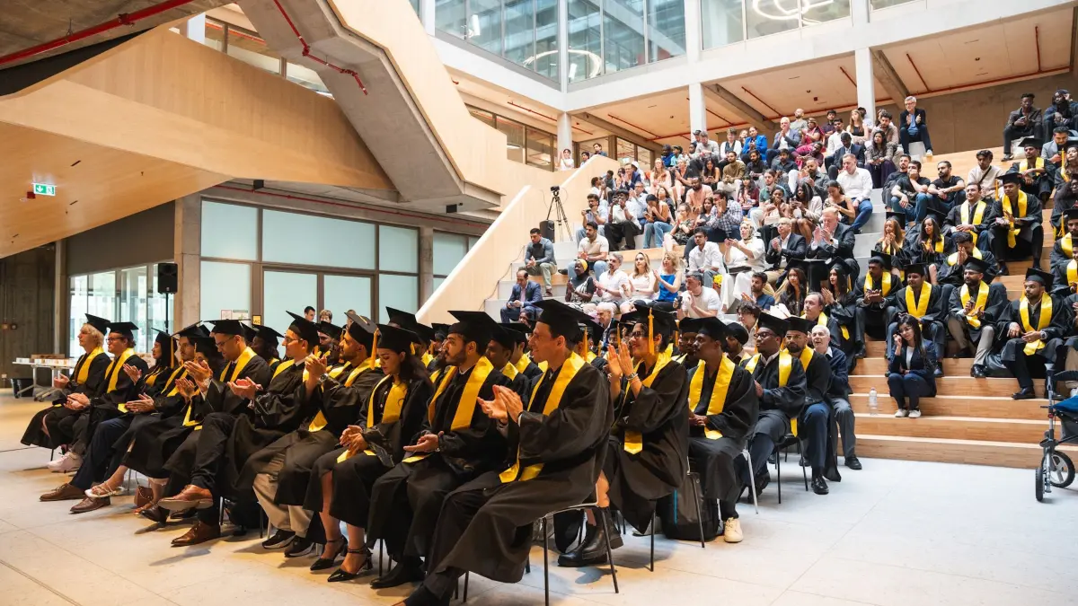 Absolventen der Gisma Unversity of Applied Sciences bei ihrer Abschlussfeier im Juli 2025 in Potsdam: Die Studenten sind in Fächern ausgebildet, die in Deutschland stark nachgefragt sind. Doch wie viele bleiben?