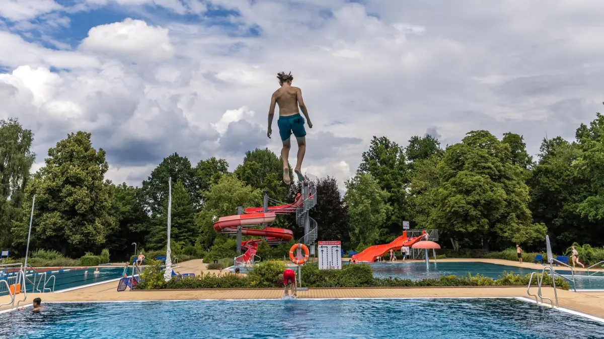 Freibad Forst: Ein Junge springt vom Sprungturm in das Becken im Forster Freibad. Seit dem 24. Juli sind in Brandenburg Sommerferien.