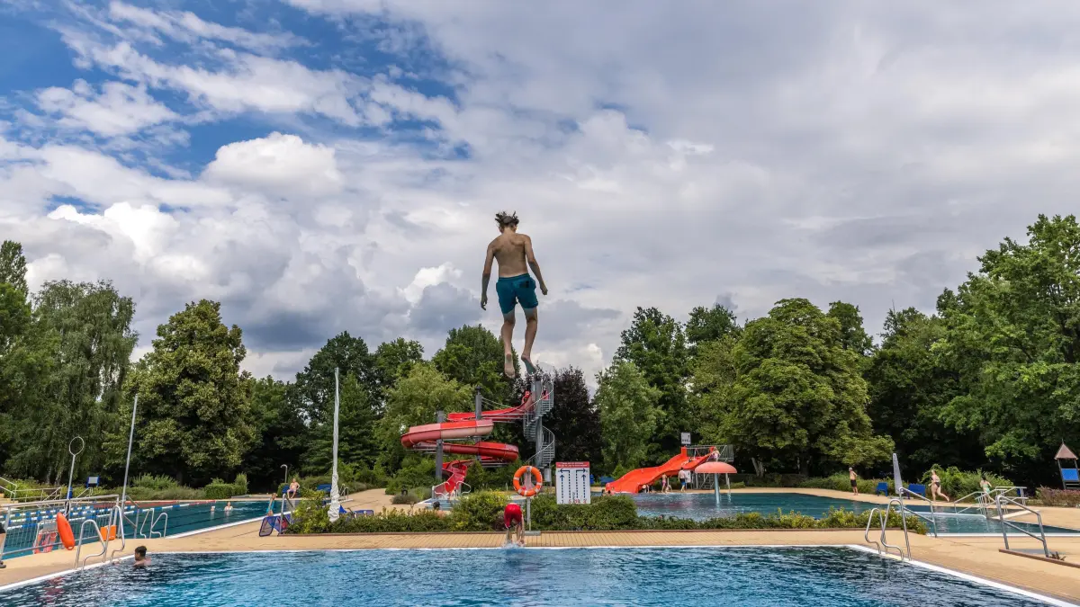 Freibad Forst: Ein Junge springt vom Sprungturm in das Becken im Forster Freibad. Seit dem 24. Juli sind in Brandenburg Sommerferien.