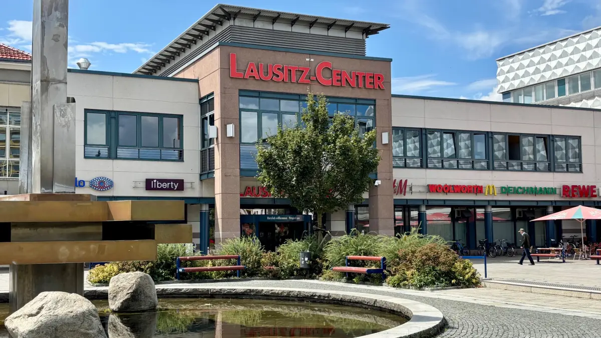 Das Lausitz-Center in Hoyerswerda wurde vor genau 30 Jahren am 31. August 1995 in Betrieb genommen. Bis heute ist es die Shoppingmeile Nr. 1 in Hoyerswerda.