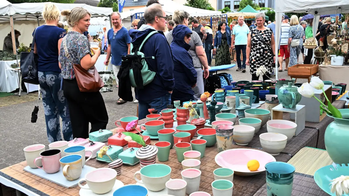 Burg Töpfermarkt 2025: Stöbern und Entdecken beim 22. Töpfermarkt in Burg
Am vergangenen Wochenende lud der mittlerweile 22. Töpfermarkt in Burg (Spreewald) zum Bummeln und Verweilen ein. 40 Töpfereien aus Deutschland, Holland, Lettland, Litauen, Polen, Tschechien und Ungarn präsentierten auf dem Festplatz zwei Tage lang die schöne Vielfalt der Töpferkunst und boten den Besucherinnen und Besuchern mannigfache Keramikarten und verschiedene Herstellungstechniken. Dazu gesellten sich auch in diesem Jahr wieder zahlreiche Kunsthandwerker- und Handwerkerstände mit Korbwaren, Blaudruck, Plauener Spitze, Mode aus Leinen und Wolle, Naturschmuck, vielfältiger Holzkunst, Floristik, handgefertigten Seifen, mundgeblasenen Glaswaren, Gartensteckern aus Metall sowie Accessoires aus Kork und Leder.
