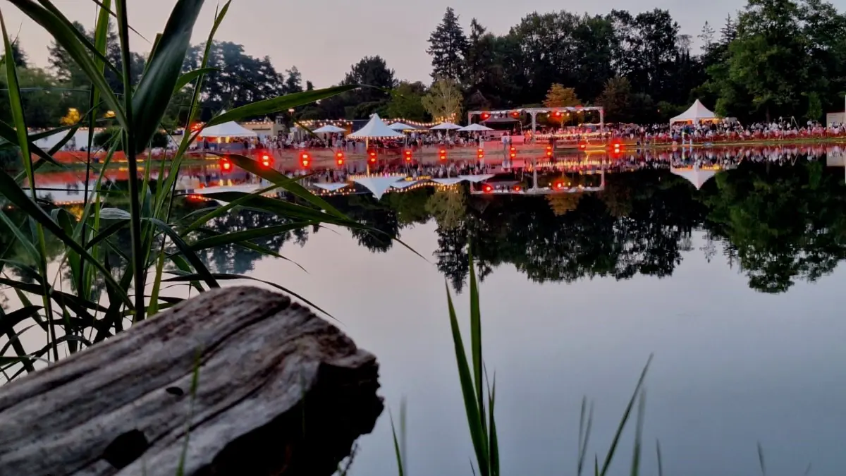 Blick über den Jahnteich. Im letzten Jahr war das Wetter bei der Schlagernacht in Weißwasser perfekt. Die Veranstalter hoffen, dass es auch in diesem Jahr der Fall sein wird.