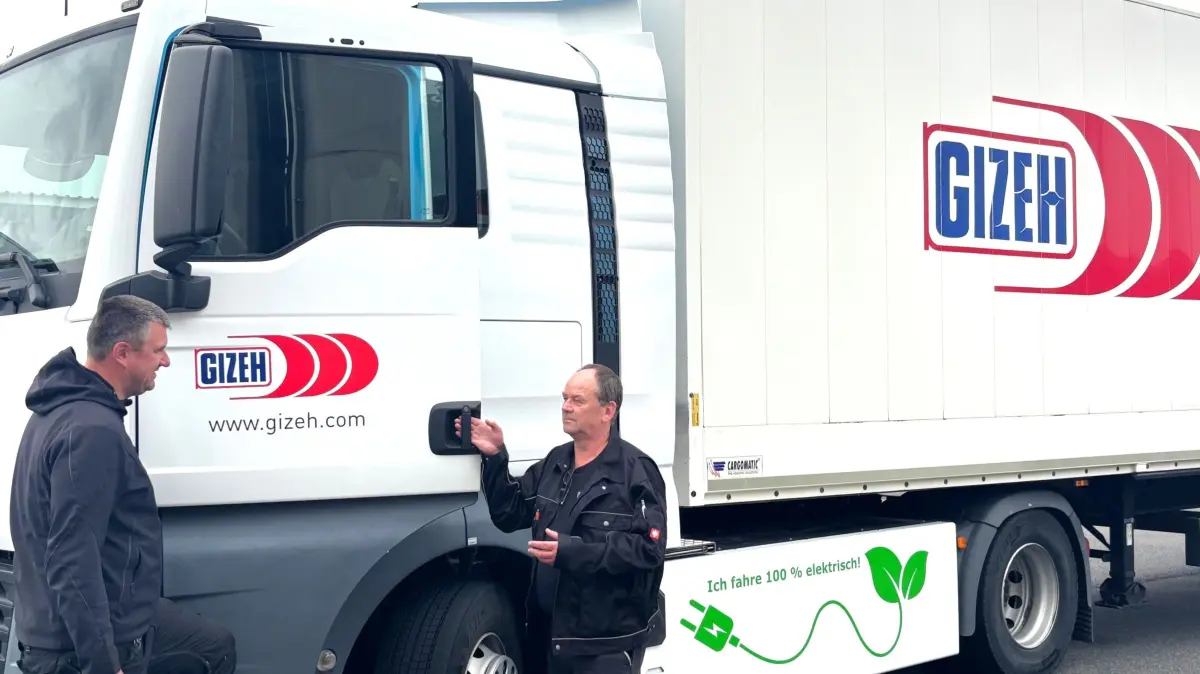 Der Elektro-Lkw der Gezeh Verpackungen GmbH rollt seit einem Jahr über die Straßen von Elsterwerda, seltener auch außerhalb. Robert Wolff (l.), stellvertretender Leiter des Werklagers, und Lagerleiter Frank Venohr schätzen die Qualitäten der Elektrozugmaschine.
