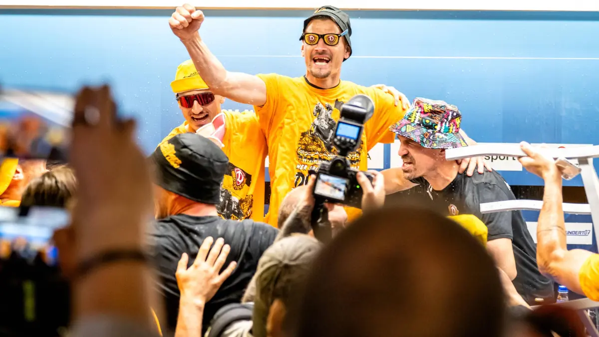 3. Liga, SV Waldhof Mannheim 07 - SG Dynamo Dresden; 10.05.2025: 3. Liga, SV Waldhof Mannheim 07 - SG Dynamo Dresden 10.05.2025 Bierdusche bei der Pressekonferenz mit den Spielern der SG Dynamo Dresden und Thomas Stamm 3. Liga, SV Waldhof Mannheim 07 - Dynamo Dresden, am 10.05.2025 im Carl-Benz-Stadion in Mannheim. DFB REGULATIONS PROHIBIT ANY USE OF PHOTOGRAPHS AS IMAGE SEQUENCES AND/OR QUASI-VIDEO. *** 3 Liga, SV Waldhof Mannheim 07 SG Dynamo Dresden 10 05 2025 Beer shower at the press conference with the players of SG Dynamo Dresden and Thomas Stamm 3 Liga, SV Waldhof Mannheim 07 Dynamo Dresden, on 10 05 2025 at the Carl Benz Stadium in Mannheim DFB REGULATIONS PROHIBIT ANY USE OF PHOTOGRAPHS AS IMAGE SEQUENCES AND OR QUASI VIDEO Copyright: xBEAUTIFULxSPORTS/Gelhardtx