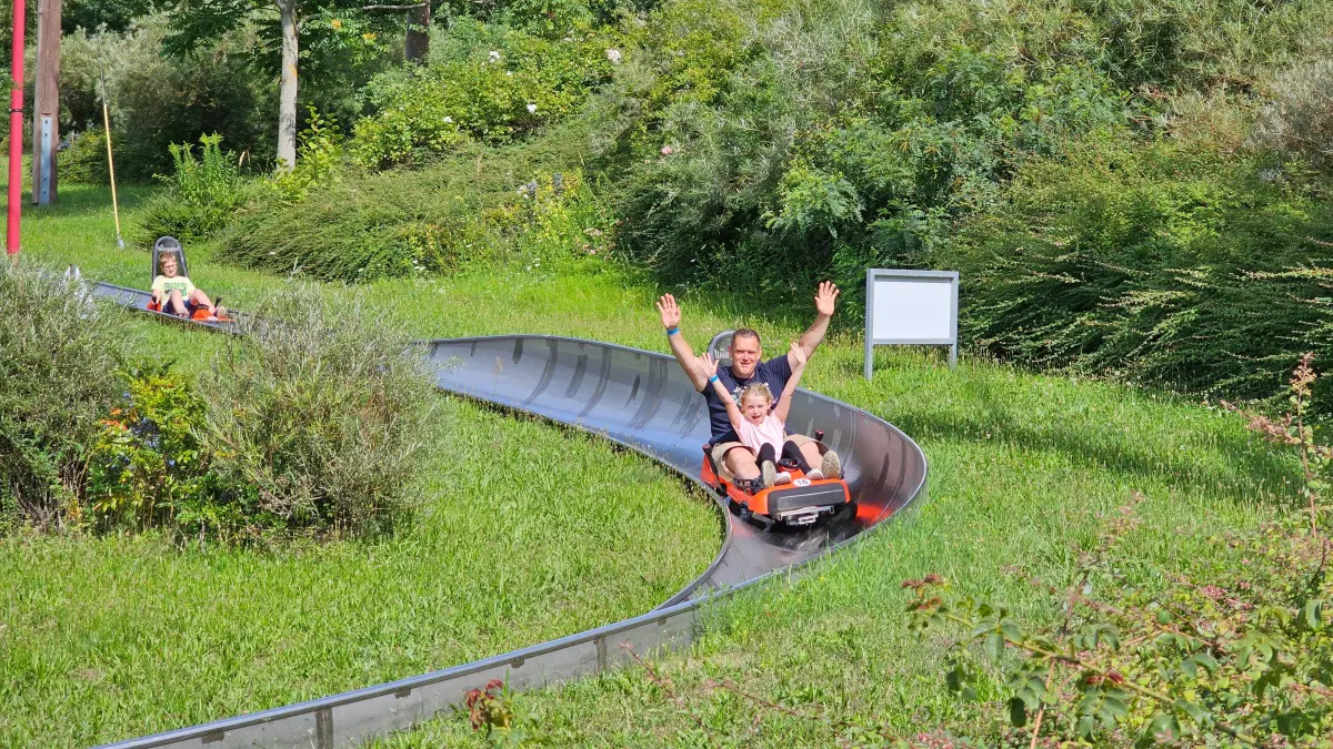 Die Sommerrodelbahn ist Publikumsliebling im Erlebnispark Teichland. Michael und Paulina Kopf aus Peitz kurz vor der Zieleinfahrt