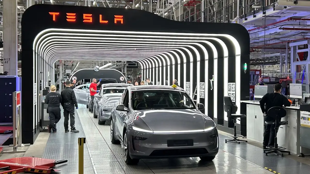 "Made in Grünheide": Ein Model Y von Tesla bei der Endkontrolle in der Gigafactory Berlin Brandenburg.