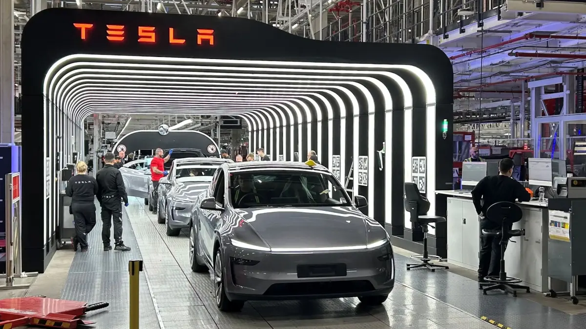"Made in Grünheide": Ein Model Y von Tesla bei der Endkontrolle in der Gigafactory Berlin Brandenburg.