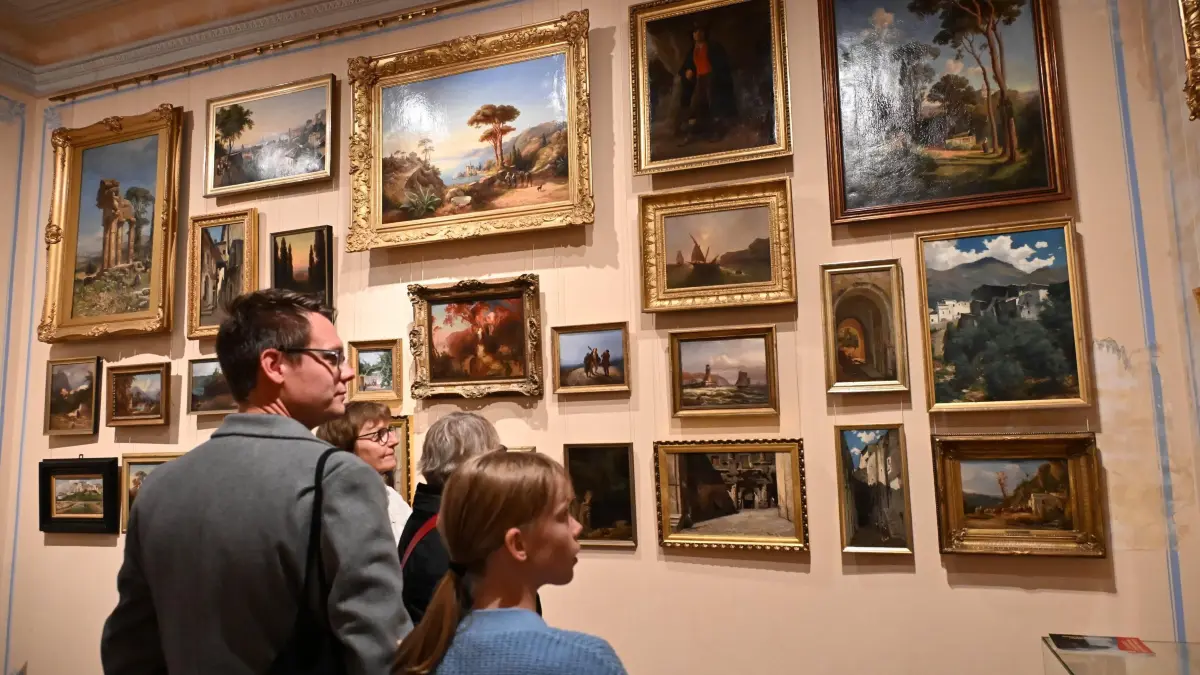 Branitz Blechen Ausstellung Eröffnung: Kabinettausstellung zur Geschichte der Carl-Blechen-Sammlung im Schloss Branitz feierlich eröffnet
Die Carl-Blechen-Sammlung der Stadt Cottbus wurde mit Beschluss der Stadtverordnetenversammlung vom 28. Mai 2025 per Zustiftung an die Stiftung Fürst- Pückler-Museum Park und Schloss Branitz übertragen. Mit dieser Übertragung kann die inzwischen deutschlandweit beachtete Sammlung unter anderem einfacher durch Erwerbungen weiterentwickelt werden.
Grund genug, diese Übertragung und die Sammlung anlässlich des 227. Geburtstags des Cottbuser Malers Carl Blechen, ausgiebig zu feiern. Passend dazu wurde am Donnerstagabend im Chamoiszimmer des Schlosses die Kabinettausstellung „Oberbürgermeister Werners Vermächtnis. Die Geschichte der Carl-Blechen-Sammlung der Stadt Cottbus“ feierlich eröffnet
Gezeigt werden einige bisher aus konservatorischen Gründen magazinierte Ersterwerbungen, mit denen Oberbürgermeister Paul Werner (1848-1927) im Oktober 1913 den Grundstock für die städtische Sammlung legte. Außerdem werden jüngste Neuerwerbungen, allen voran das Ölgemälde „Phantastisch geformter Felsen an der Küste bei Abendbeleuchtung“ von Carl Blechen präsentiert.
Die Sammlung umfasst heute 79 Werke aus allen Schaffensphasen des neben Caspar David Friedrich bedeutendsten deutschen Landschaftsmalers des 19. Jahrhunderts: darunter Werke von Blechens Italienreise, Darstellungen der Mark Brandenburg, aber auch Kinderzeichnungen. Neben den Blechen-Bildern gehören zum Sammlungsbestand über 400 andere Kunstwerke von Malern wie Johan Christian Clausen Dahl, Carl Krüger, Friedrich August Elsasser, Adolph von Menzel, Karl Liebermann und Lovis Corinth.