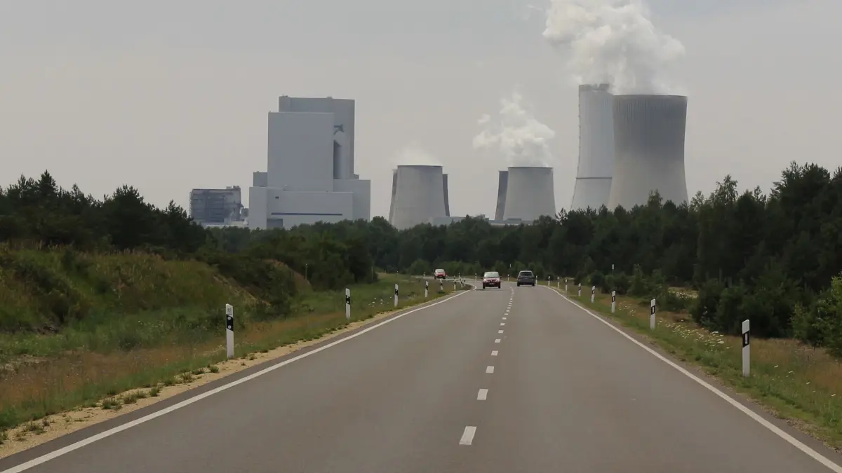 Das dürfte der eindrucksvollste Abschnitt auf der gesamten B156 sein, und zwar die Straße vom Kringelsdorfer Abzweig in Richtung Nochten mit dem imposanten Kraftwerk Boxberg voraus.