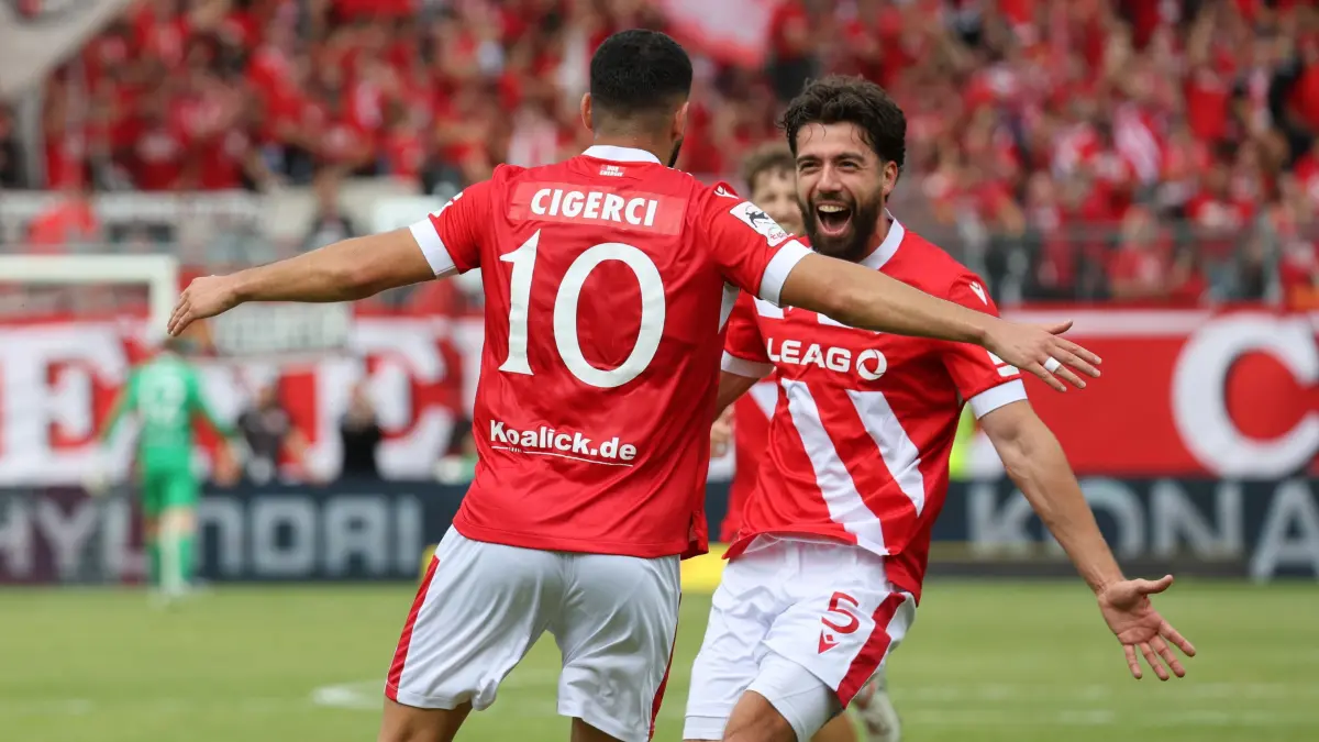 Fussball 3. Liga 2025/2026 FC Energie Cottbus - 1. FC Saarbrücken: 10 Tolcay Cigerci (Energie Cottbus, l.) und 5 Dominik Pelivan (Energie Cottbus) bejubeln ein Cottbuser Tor