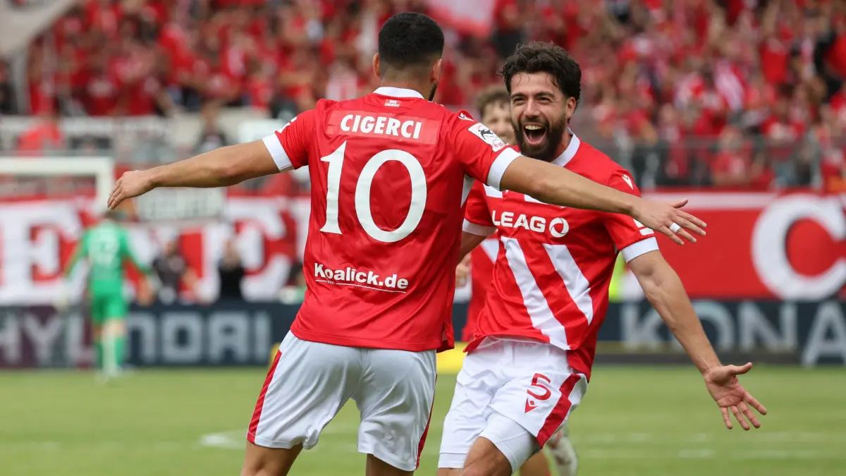 Fussball 3. Liga 2025/2026 FC Energie Cottbus - 1. FC Saarbrücken: 10 Tolcay Cigerci (Energie Cottbus, l.) und 5 Dominik Pelivan (Energie Cottbus) bejubeln ein Cottbuser Tor