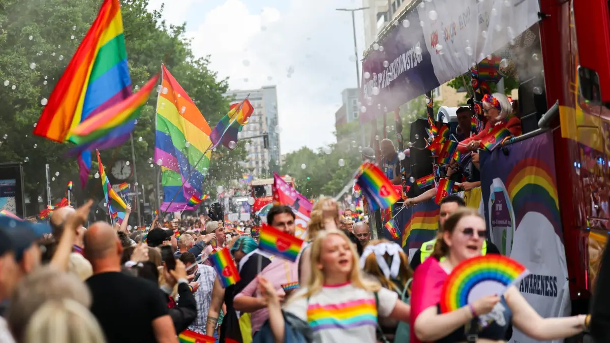 Parade zum Christopher Street Day (CSD): 02.08.2025, Hamburg: Die Parade zum Christopher Street Day (CSD) zieht über den Steindamm in die Innenstadt.Traditionell am ersten Samstag im August bildet der Straßenumzug den Höhepunkt des Hamburg Pride. Foto: Christian Charisius/dpa +++ dpa-Bildfunk +++