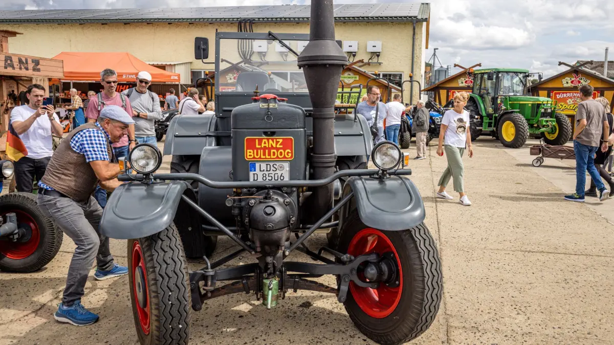 Spreewälder Gurkentag: 02.08.2025, Brandenburg, Dürrenhofe: Uwe Schieban startet beim Spreewälder Gurkentag eine historische Lanz-Bulldog-Zugmaschine aus dem Jahr 1940. Der Spreewaldverein e.V. lädt zum «Fest des regionalen Geschmacks» ein und bietet einen Regionalmarkt mit Produkten aus der Region und ein Kulturprogramm für Familien an. Foto: Frank Hammerschmidt/dpa/ZB - Honorarfrei nur für Bezieher des Dienstes ZB-Funkregio Ost +++ ZB-FUNKREGIO OST +++