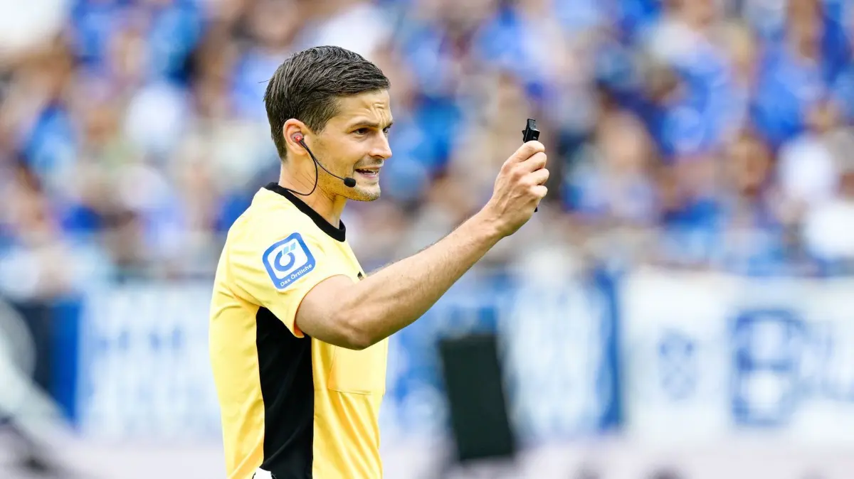 Darmstadt 98 - VfL Bochum: 02.08.2025, Hessen, Darmstadt: Fußball: 2. Bundesliga, Darmstadt 98 - VfL Bochum, 1. Spieltag, Merck-Stadion am Böllenfalltor. Schiedsrichter Max Burda hält seine Pfeife in der Hand. Foto: Uwe Anspach/dpa - WICHTIGER HINWEIS: Gemäß den Vorgaben der DFL Deutsche Fußball Liga bzw. des DFB Deutscher Fußball-Bund ist es untersagt, in dem Stadion und/oder vom Spiel angefertigte Fotoaufnahmen in Form von Sequenzbildern und/oder videoähnlichen Fotostrecken zu verwerten bzw. verwerten zu lassen. +++ dpa-Bildfunk +++