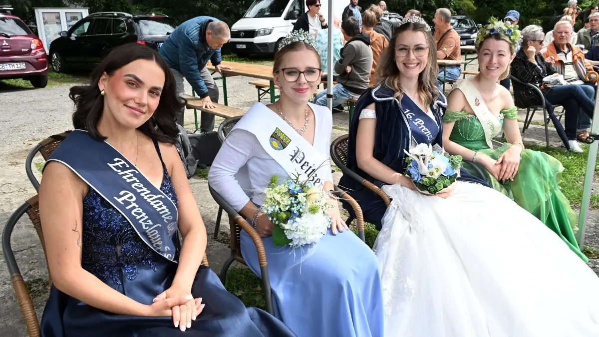 Peitz Fischerfest 2025: Ihre Hoheiten gaben sich die Ehre: Ehrendame der Prenzlauer Schwanenkönigin (Angelique Meinke), 14. Peitzer Teichnixe (Marie Gerbig), 16. Prenzlauer Schwanenkönigin (Miree Kolm) und 21. Spremberger Spree Nixe (Lucy Haschick)
In Peitz ist am Wochenende das 69. Peitz Fischerfest gefeiert worden.
