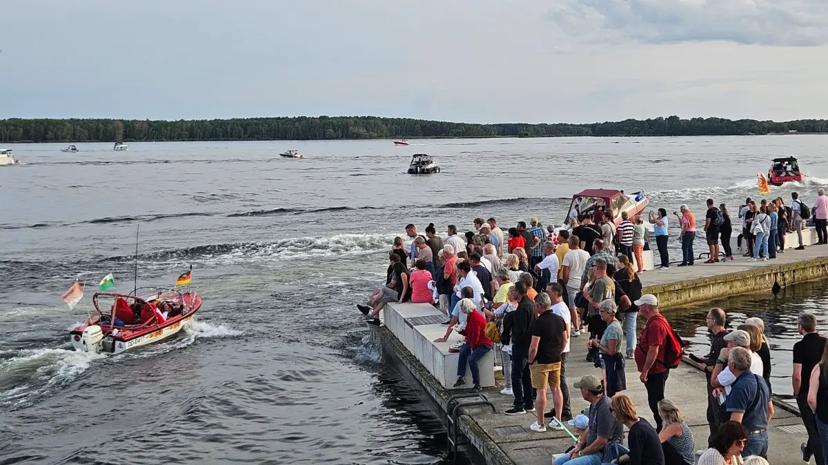 Beim Bootskorso vom Hafenfest in Senftenberg machen die Kähne eine große Welle – hier vor der Ostmole am Stadthafen.