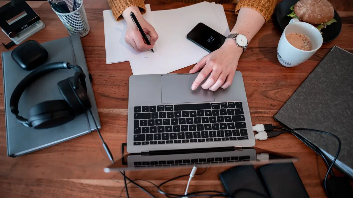 Frau arbeitet daheim an einem Laptop