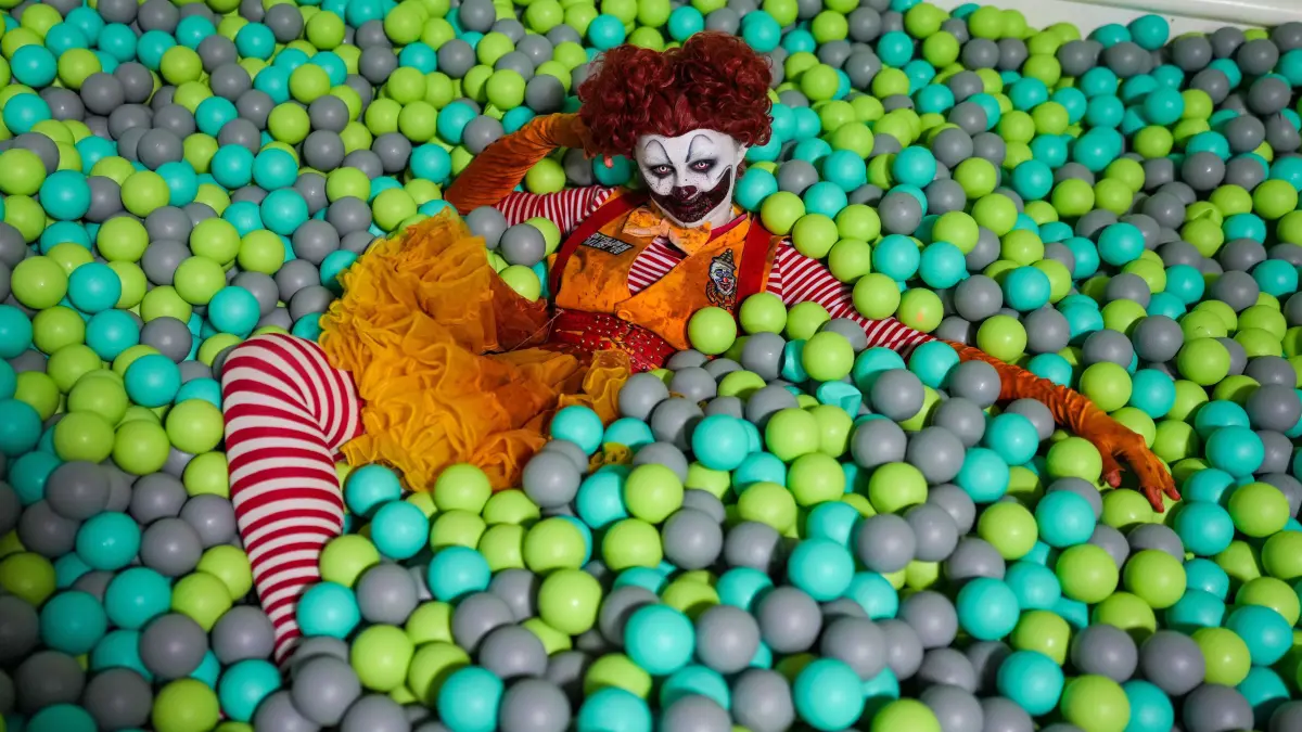 Ein Horrorclown posiert im Bällebad bei der Veranstaltung Horrornächte 2022 im Filmpark Babelsberg. +++ dpa-Bildfunk +++