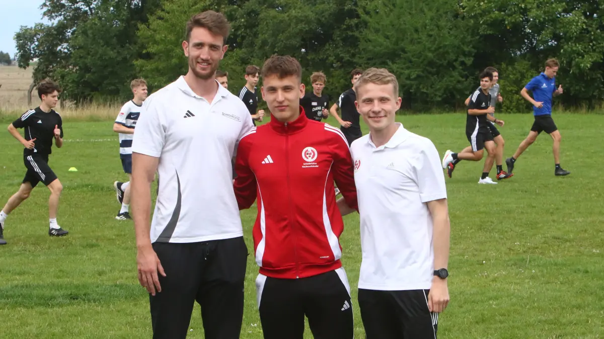 Fußball Schiedsrichter Richard Hempel aus der 2. Bundesliga als Referent im Lehrgang der Schiri-Förderkader Oberhavel/Barnim, Havelland und Niederlausitz in Gnewikow, die Organisatoren Enrico Großimlinghaus, Jonas Marx und Jacob Scheibner (von links)
