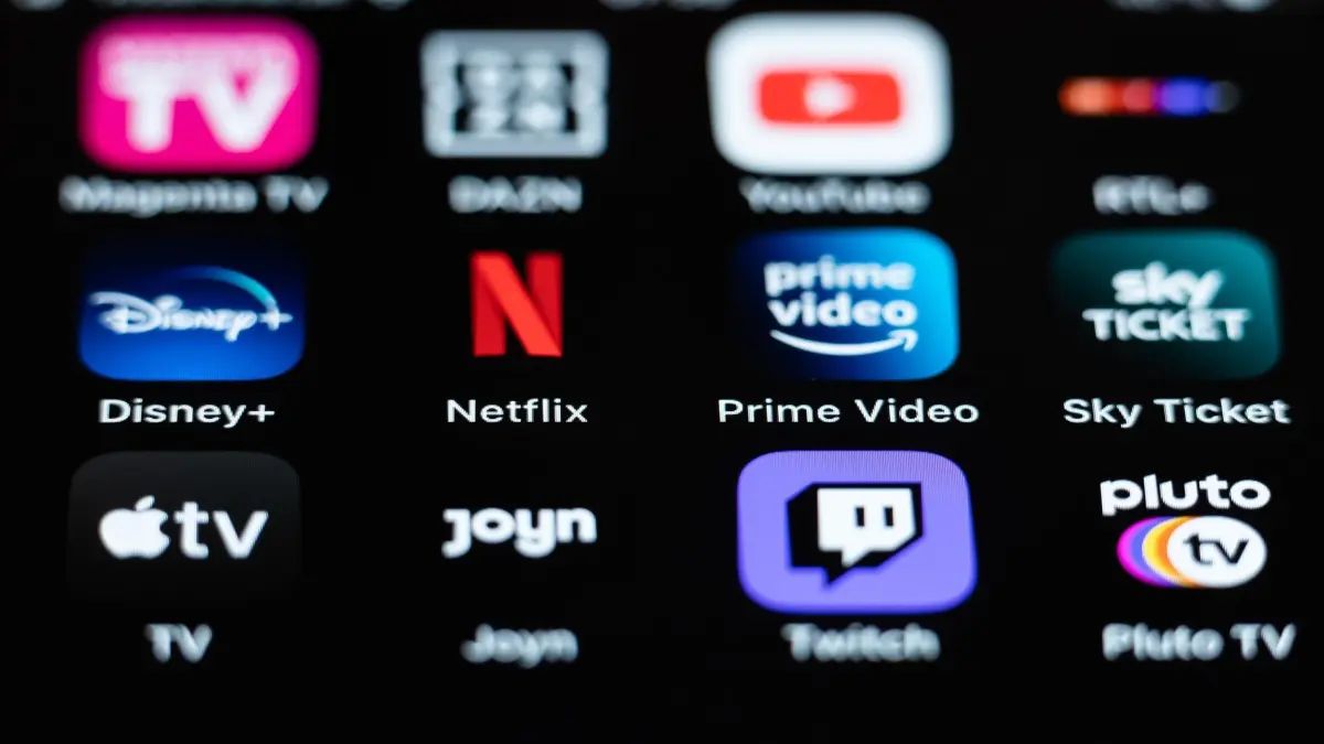 Streaming: ARCHIV - 08.03.2022, Baden-Württemberg, Rottweil: Die Streaming-Dienste und Plattformen Magenta TV, DAZN, YouTube, Disney+, Netflix, Prime Video, Sky Ticket, Apple TV, Joyn, Twitch und Pluto TV sind auf dem Display eines Smartphones zu sehen. Immer mehr Streaminganbieter setzten auf Sport. (zu dpa: «Wie sich die DFL auf Netflix, Disney und Apple vorbereitet») Foto: Silas Stein/dpa +++ dpa-Bildfunk +++