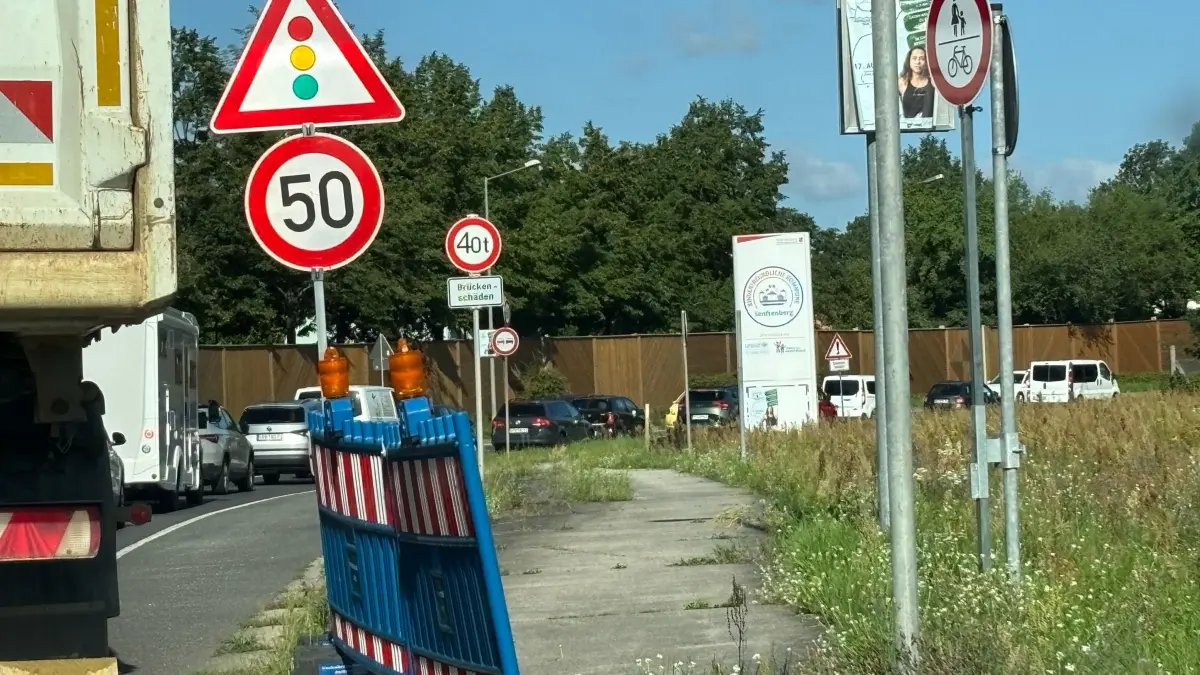 Vor der Baustellenampel an der B96-Elsterbrücke bilden sich mitunter längere Schlangen. Die Ampeln sollen dort noch bis Oktober den Verkehr regeln.