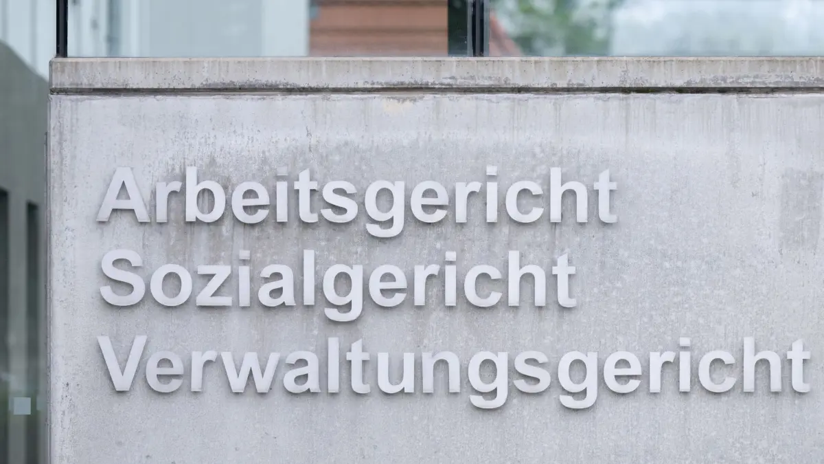 Verwaltungsgericht Dresden: ARCHIV - 22.05.2024, Sachsen, Dresden: Die Schriftzüge „Arbeitsgericht“, „Sozialgericht“ und „Verwaltungsgericht“ am Gebäude des Fachgerichtszentrums Dresden. (zu dpa: «Verfahrensdauern an Sozialgerichten etwas kürzer geworden») Foto: Sebastian Kahnert/dpa +++ dpa-Bildfunk +++
